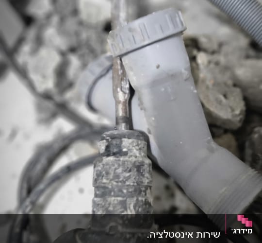 מקדחה ליד צינור פלסטיק אפור
